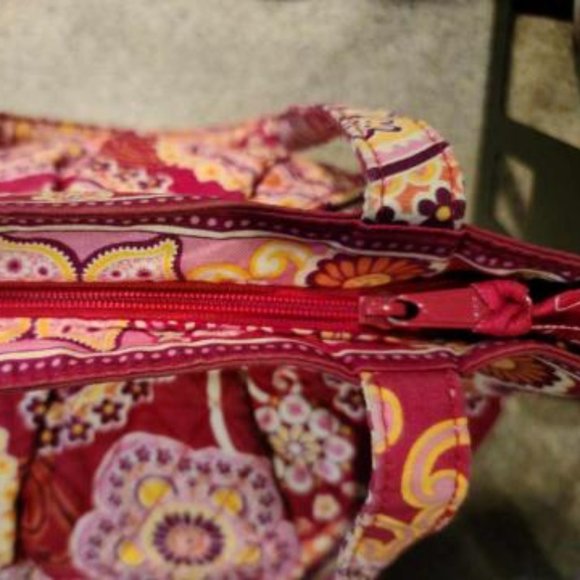 Vera Bradley medium purse with 2 front angled & 4 inside pockets - Picture 3 of 6